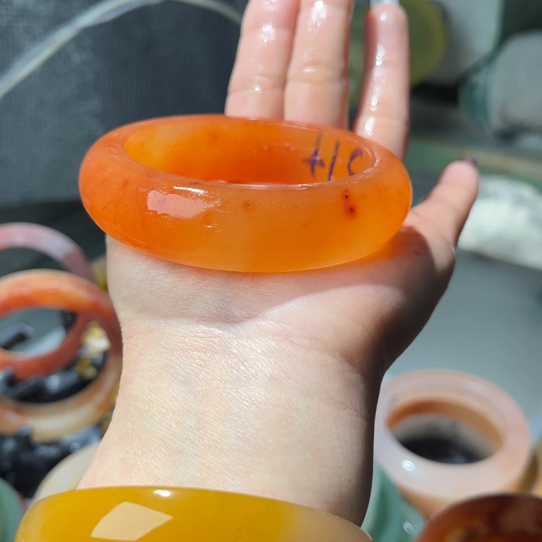 小***子石英质玉未镶嵌手镯定制