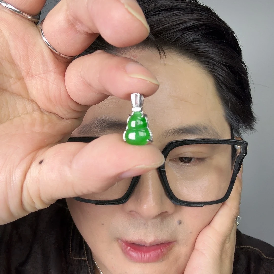 翡翠未镶嵌颈饰一件