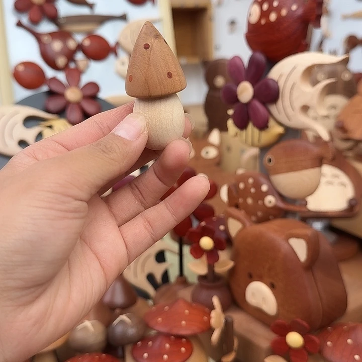 木樱桃木瑕疵蘑菇一个