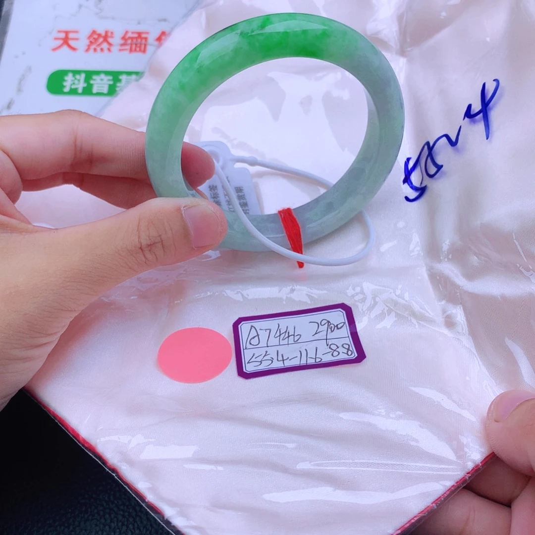 翡翠手镯未镶嵌翡翠