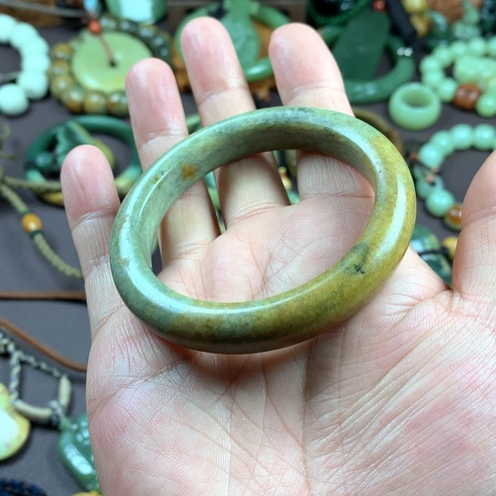 吊坠(赠链)未镶嵌岫岩河磨玉（透闪石质玉）请***姐