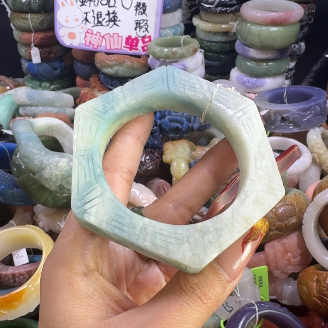 石英质玉（佘太翠）未镶嵌手镯27。5859，微瑕不退换