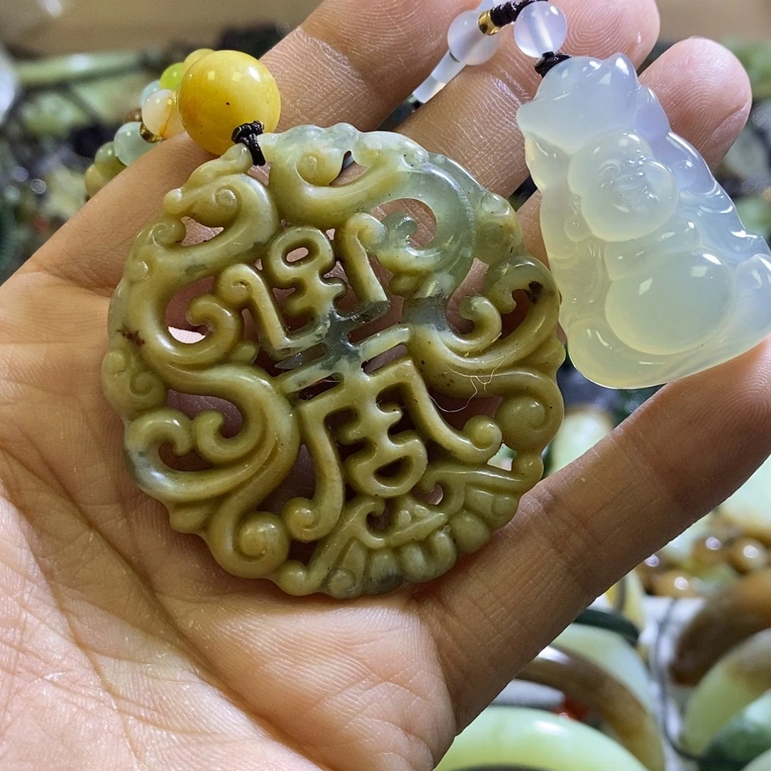 岫玉未镶嵌颈饰两个