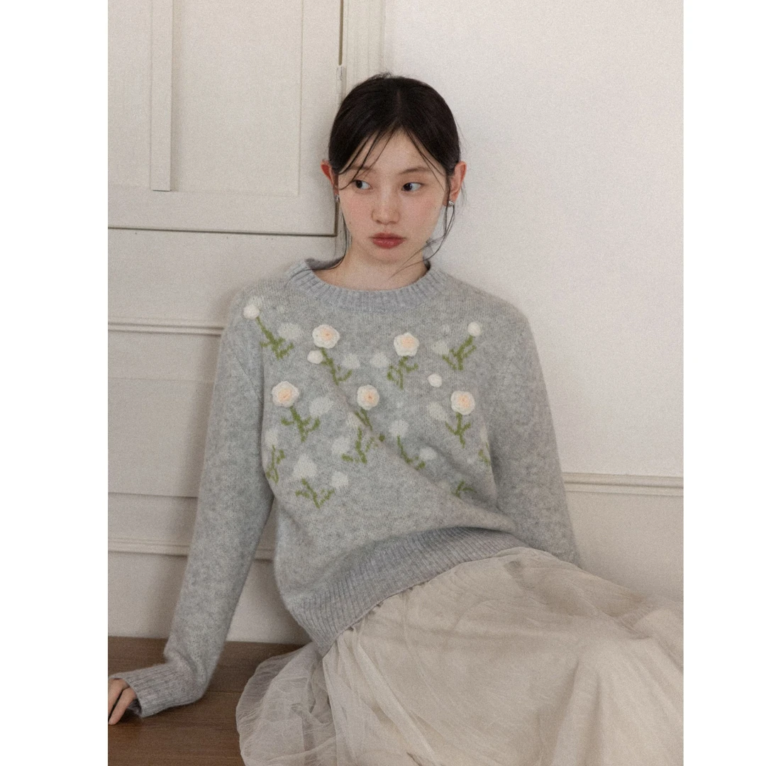 羊城故事-灰色圆领立体花朵针织毛衣女宽松套头长袖上衣Y51256531