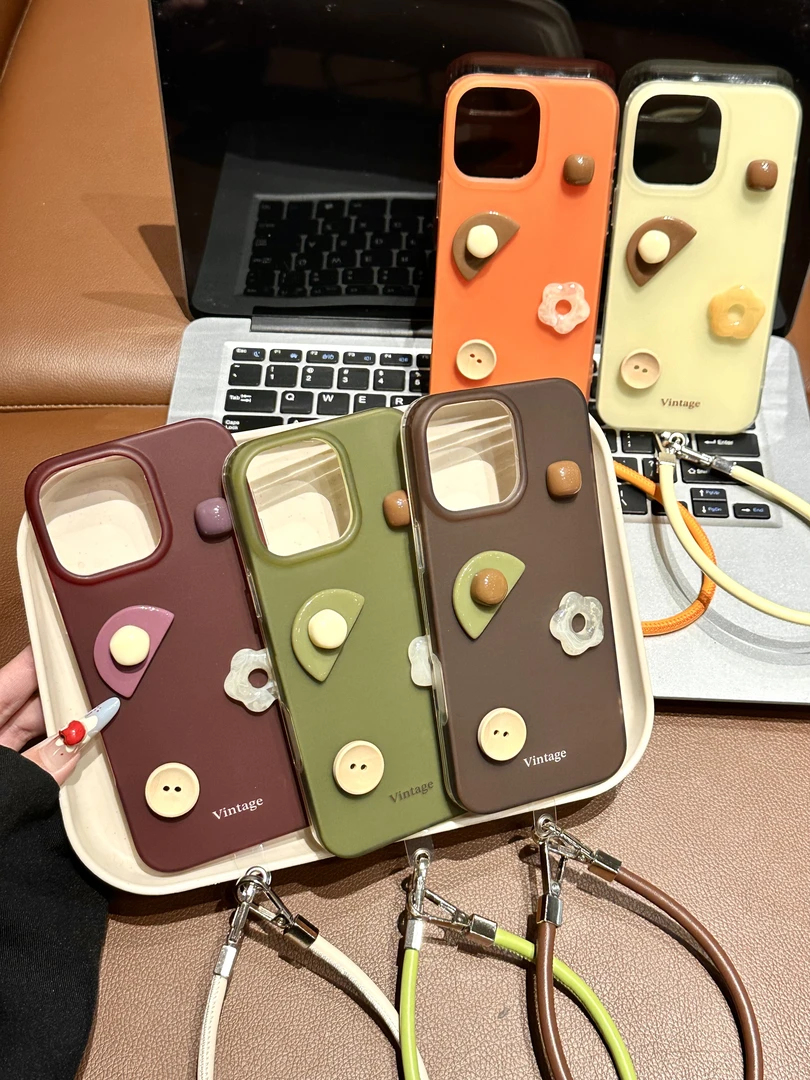 简约时尚花朵纽扣贴件磨砂IMD双面壳适用苹果16/15/14防摔手机壳