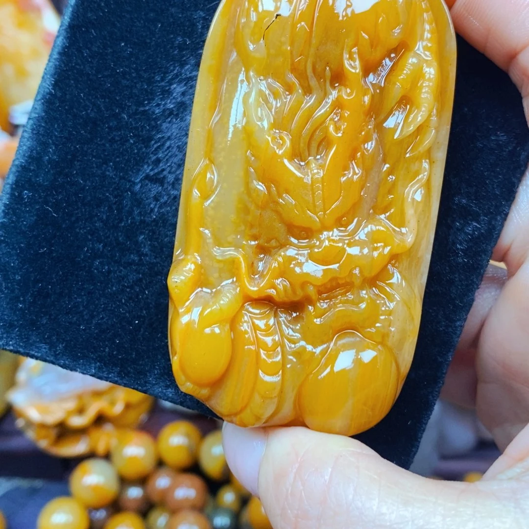 未镶嵌石英质玉（黄龙玉）颈饰