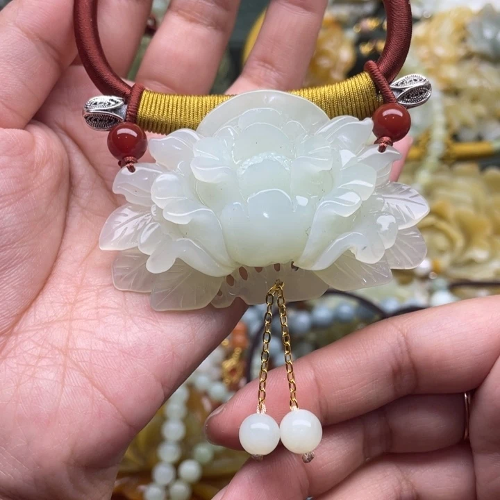 蛇纹石玉吊坠合金