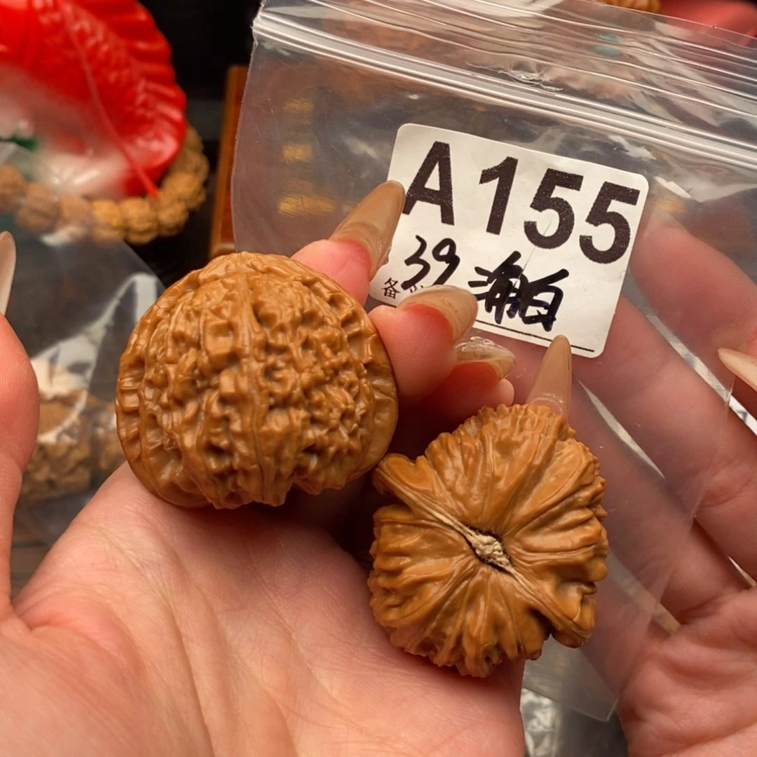 39全品三角白狮子头文玩