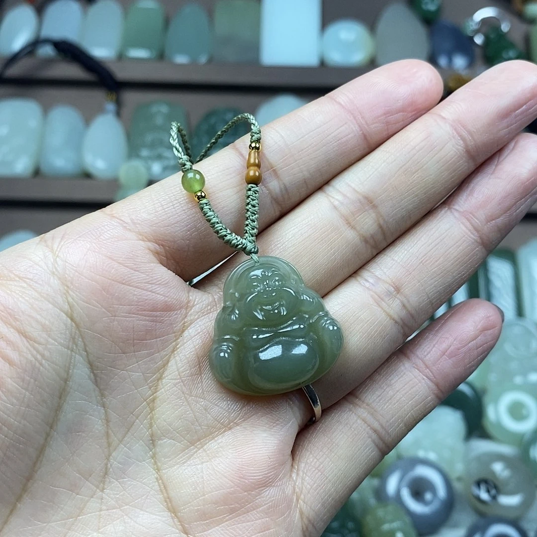 王****和田玉未镶嵌颈饰佛公2402