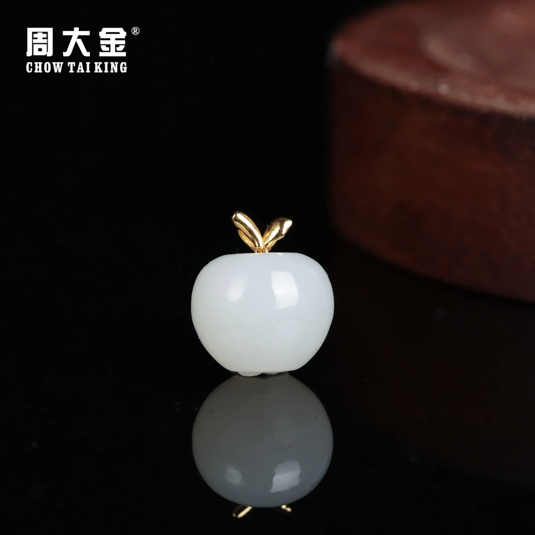 【周大金玉石】18K金和田玉白玉苹果吊坠-D8617-臻