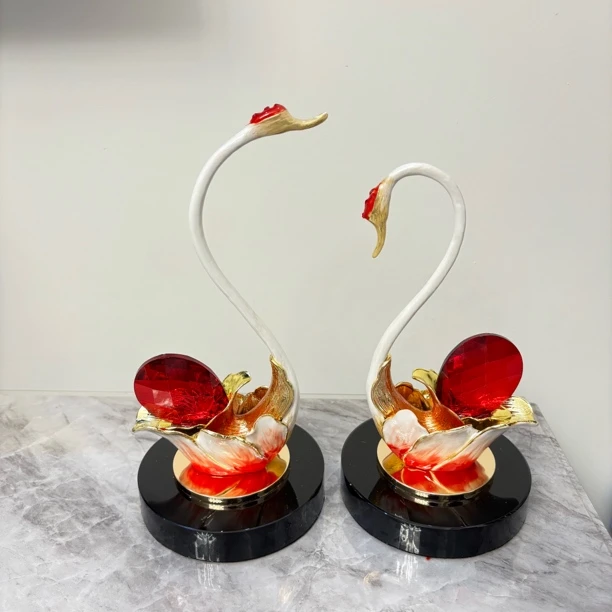 珐琅彩天鹅摆件客厅酒柜电视柜玄关创意家居装饰品