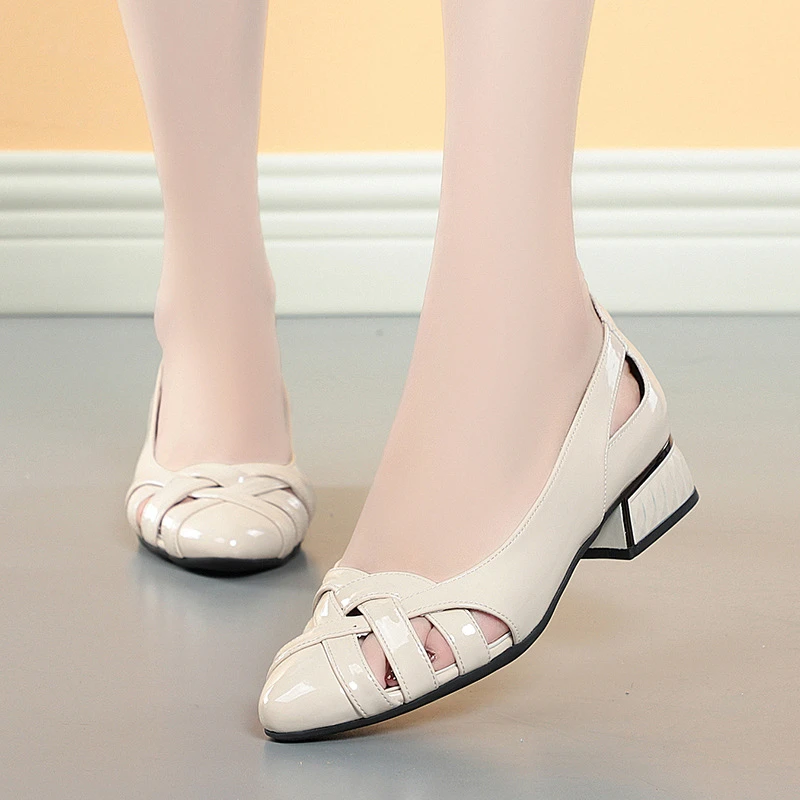 啄木鸟真皮包头凉鞋女夏2025新款大码女鞋蓝色中年妈妈软皮平跟编