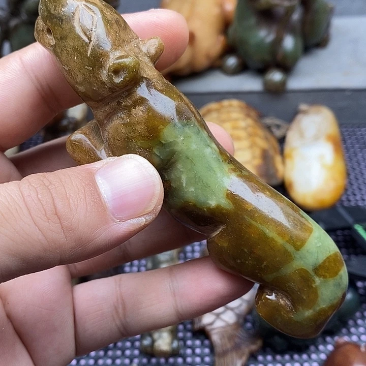 未镶嵌蛇纹石玉颈饰