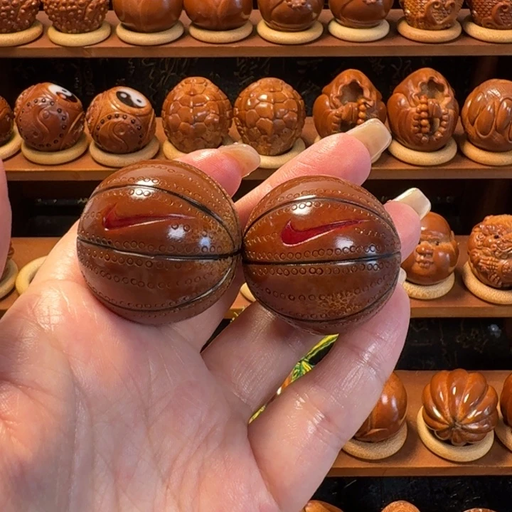 李***羽巴西橄榄核雕工艺品