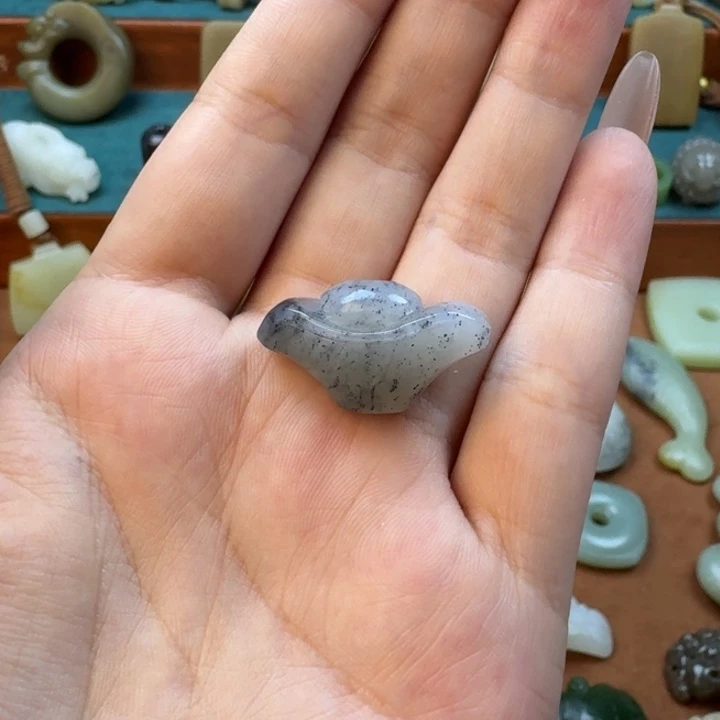 白***猪颈饰未镶嵌和田玉