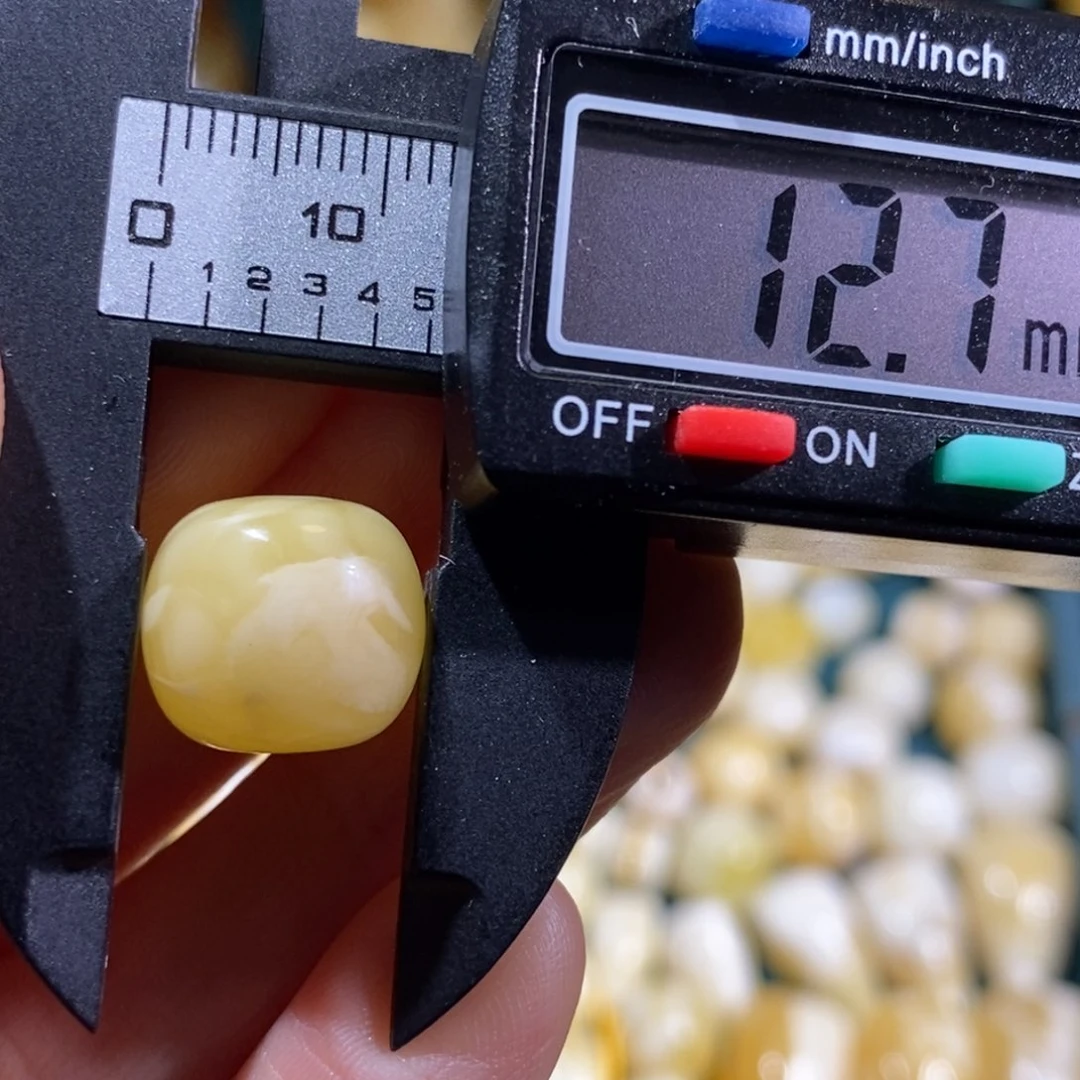 蜜蜡裸石未镶嵌微瑕