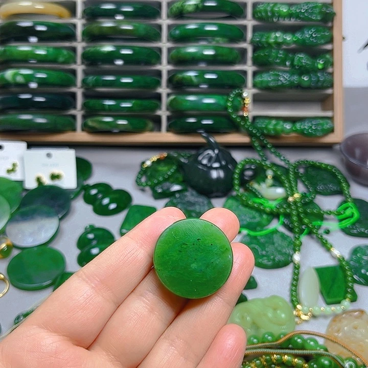 颈饰未镶嵌和田玉（糖玉）彤*?