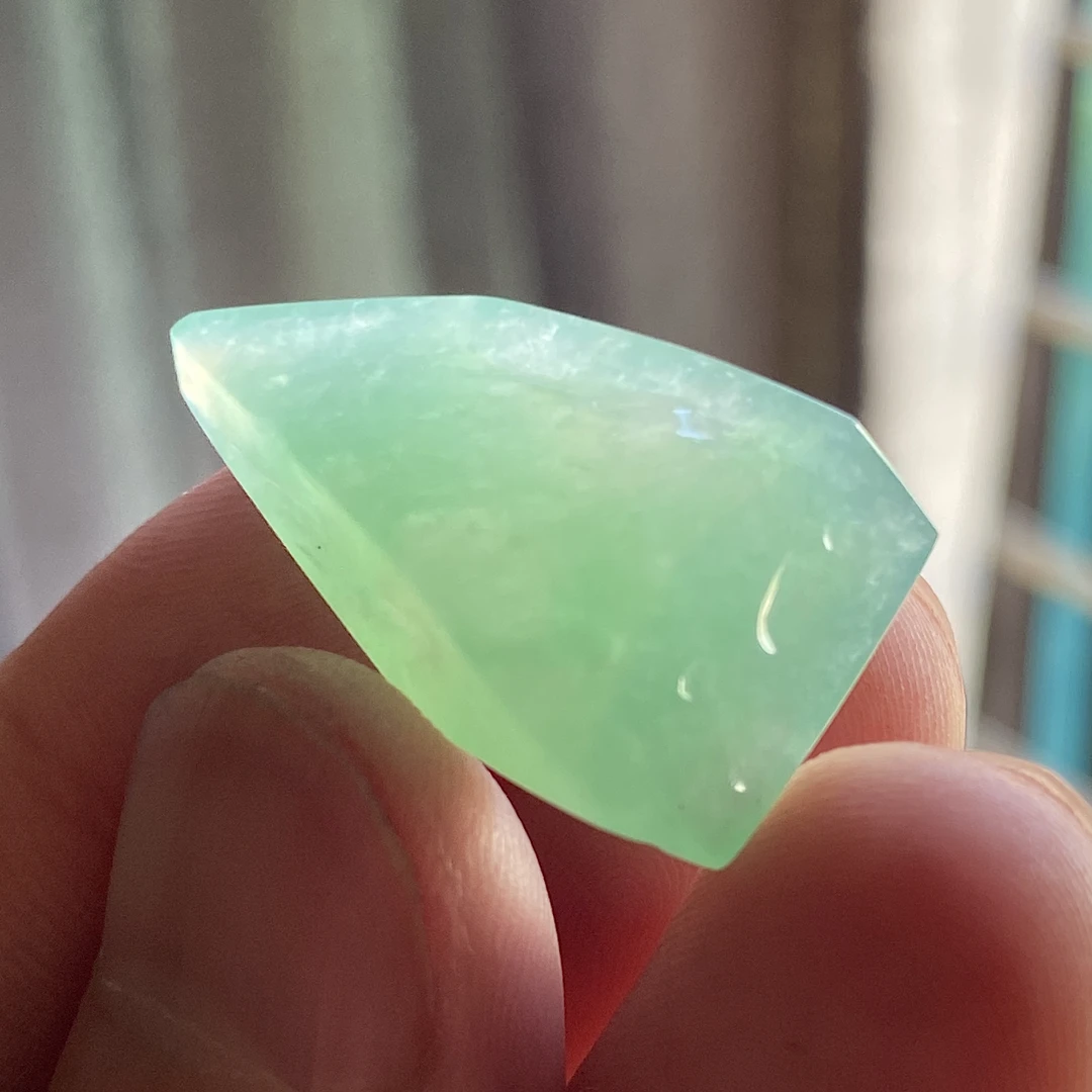 冰种甜绿色翡翠翻胶吊坠雕刻料28-16-8.4mm