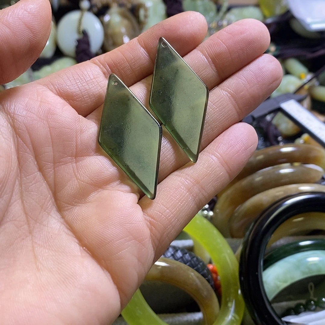 岫玉未镶嵌耳环一对