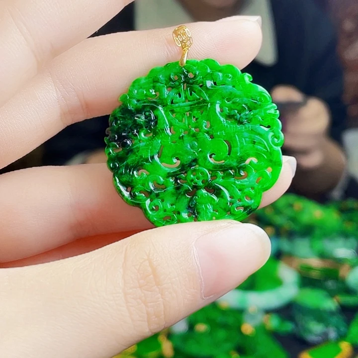 颈饰18K金镶嵌翡翠多样性