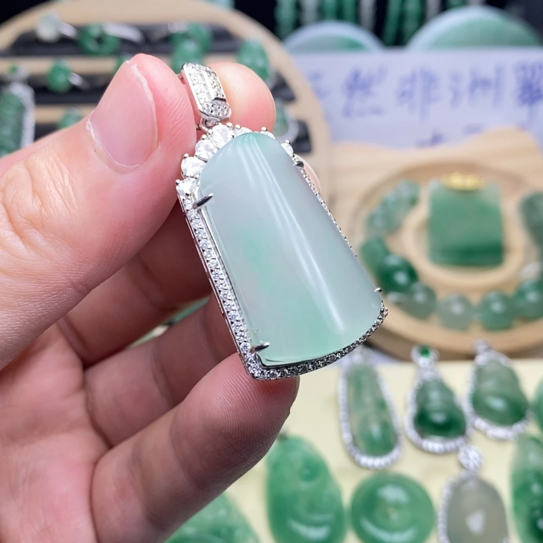 未镶嵌石英质玉（非洲翠）车挂
