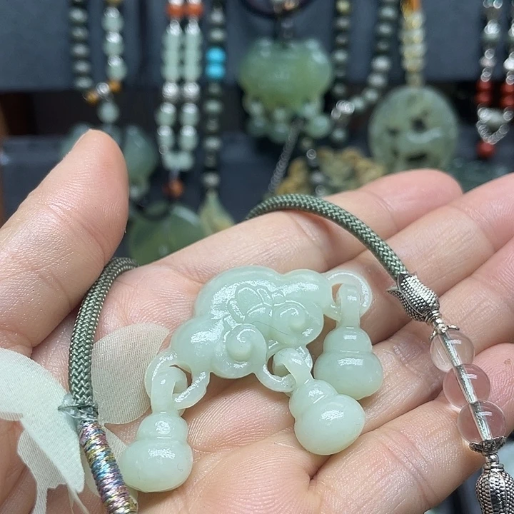 未镶嵌蛇纹石玉颈饰