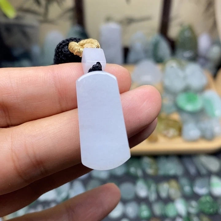 温***旋翡翠未镶嵌颈饰无事牌