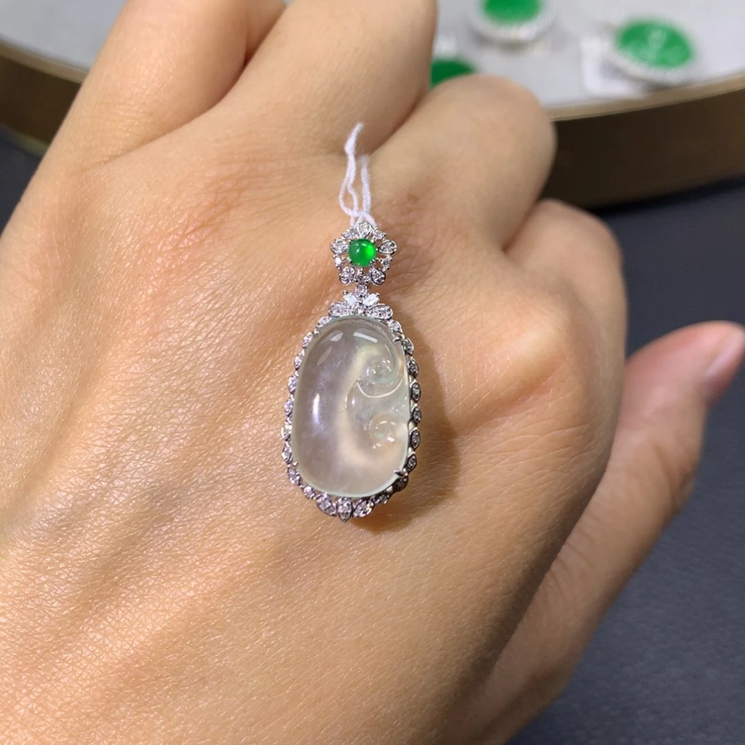 翡翠颈饰18K金镶嵌翡翠