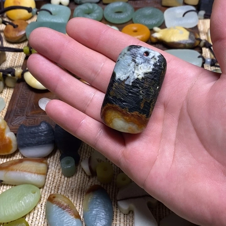 黎***阳蛇纹石玉未镶嵌颈饰