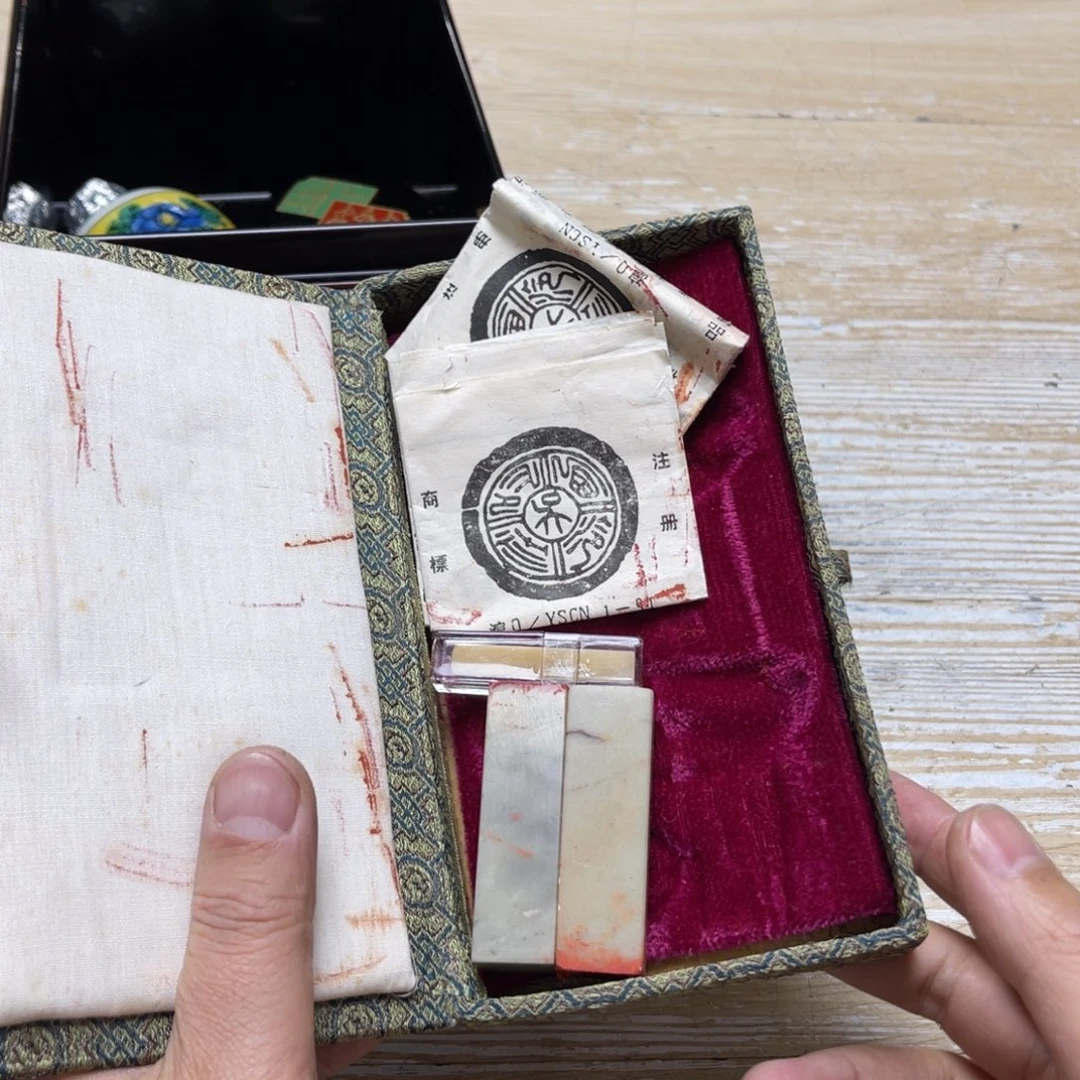 瓷片?**觉密密麻麻地排列着一个