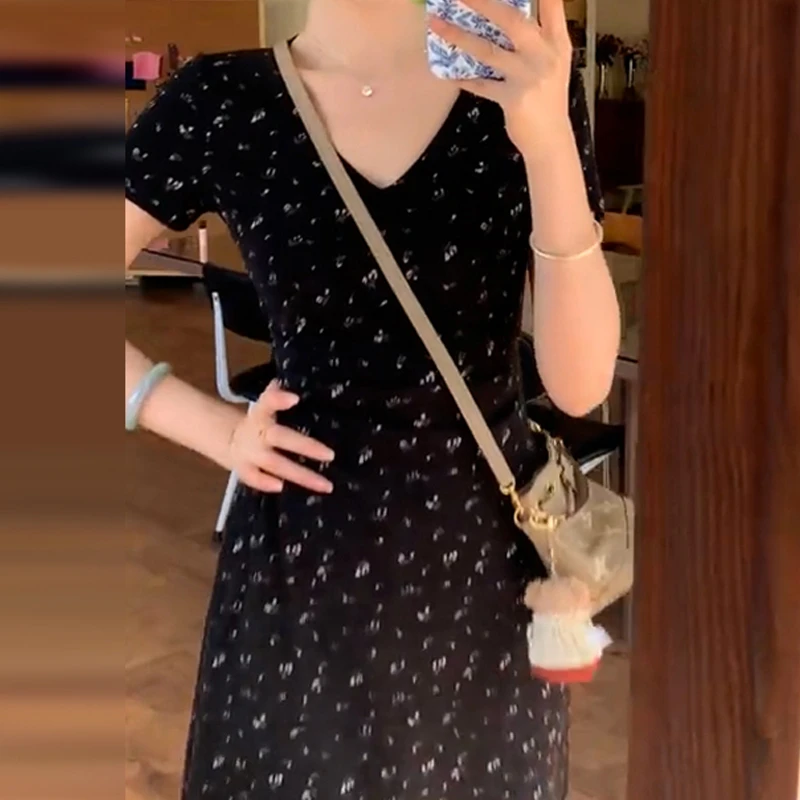 4471黑色v领碎花短袖开叉连衣裙子女2024夏季新款法式设计感长裙