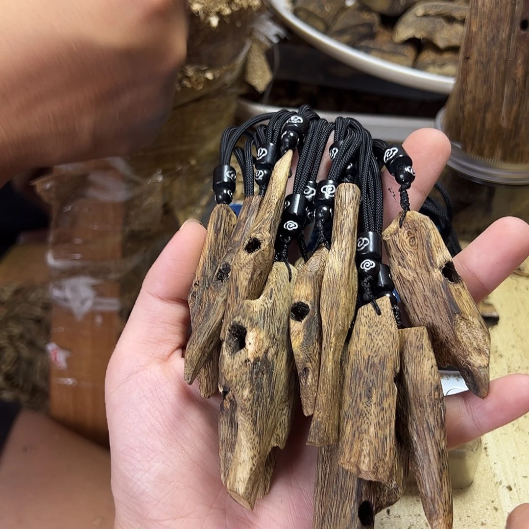 香料绿奇楠蓝宝石1个