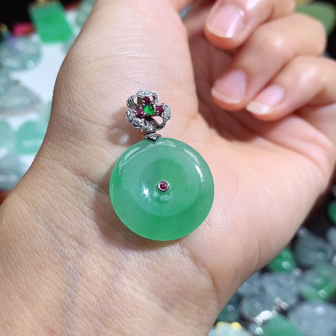 翡翠未镶嵌颈饰平安扣