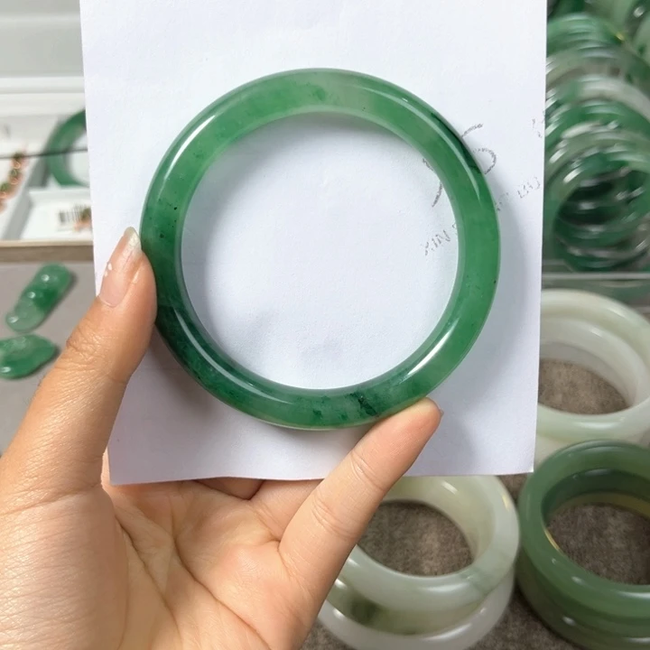 石英质玉（非洲翠）未镶嵌手镯