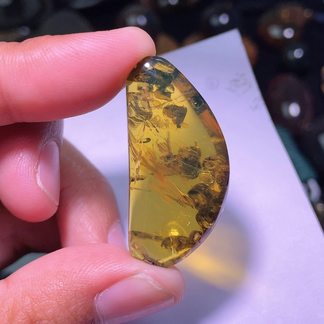 琥珀裸石未镶嵌，