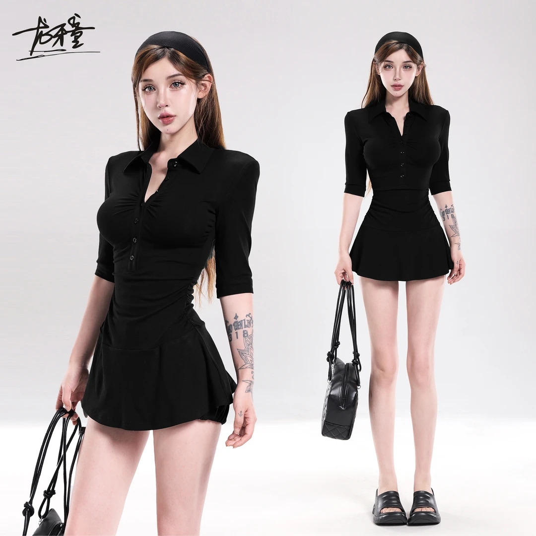 龙牙童推荐【肌理叙事 】辣妹黑色褶皱连衣裙运动风polo领收腰短裙