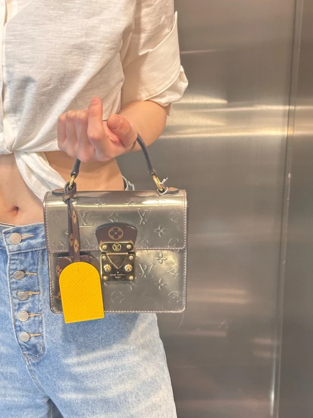 95新 LouisVuitton/路易威登 银色漆皮邮差包时尚实用出行必备