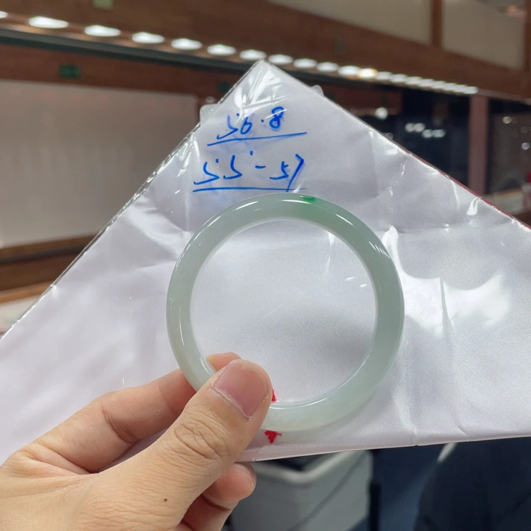 翡翠手镯未镶嵌有包容