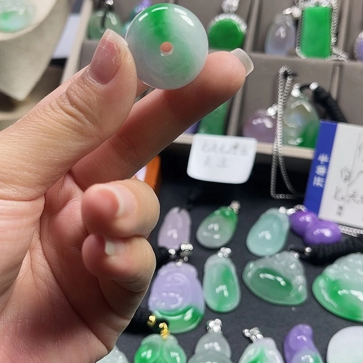 翡翠未镶嵌颈饰平安扣