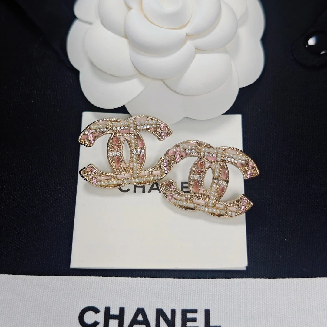 未使用 Chanel/香奈儿 双C金色浮雕彩钻珍珠耳钉时尚美观