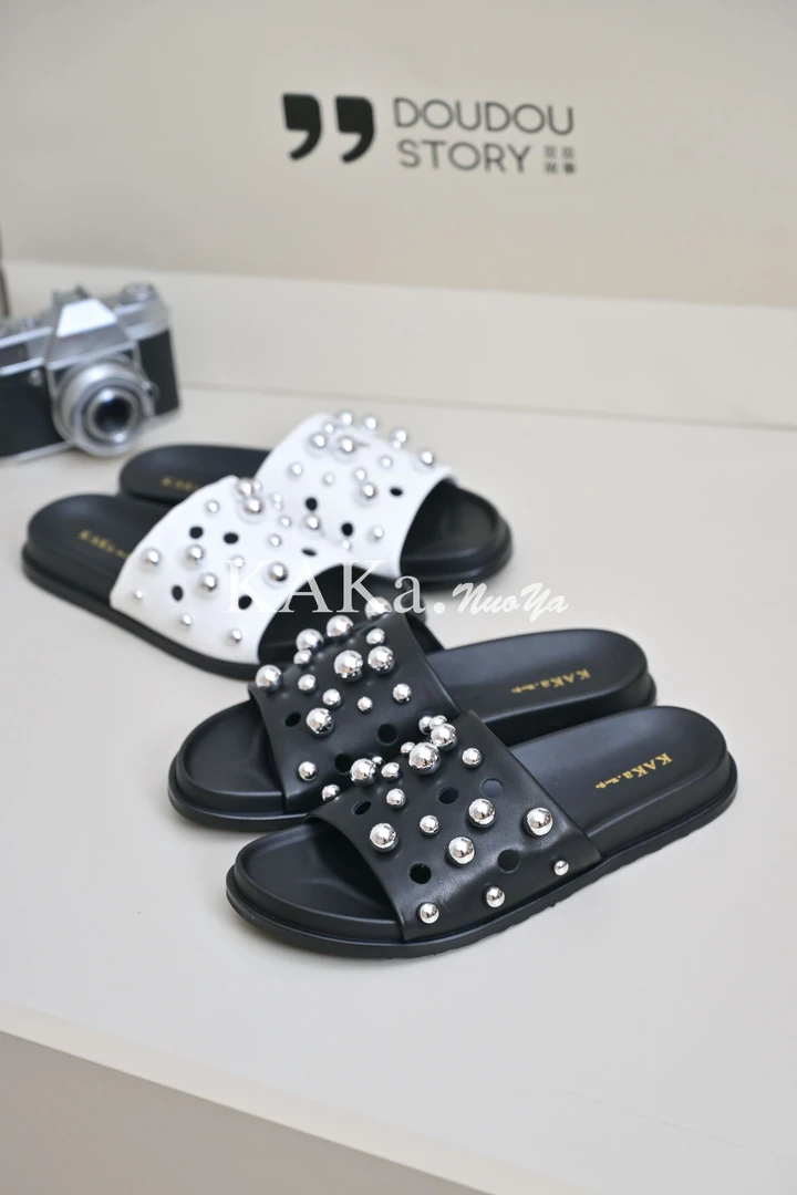 KAKA NUOYA  2306  夏季时尚真皮铆钉镂空一字拖