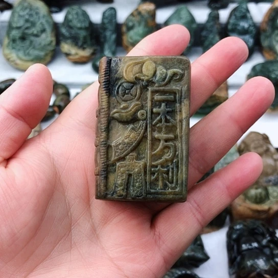 未镶嵌岫岩河磨玉（透闪石质玉）把件