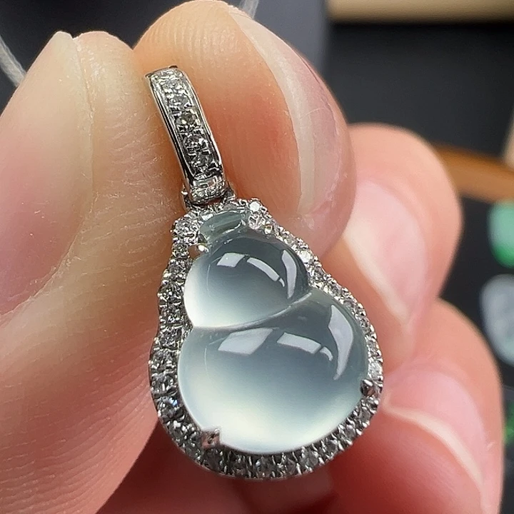 翡翠18K金镶嵌颈饰葫芦9.1