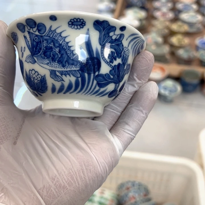 瓷片白青花鱼藻纹压手杯主人杯全品
