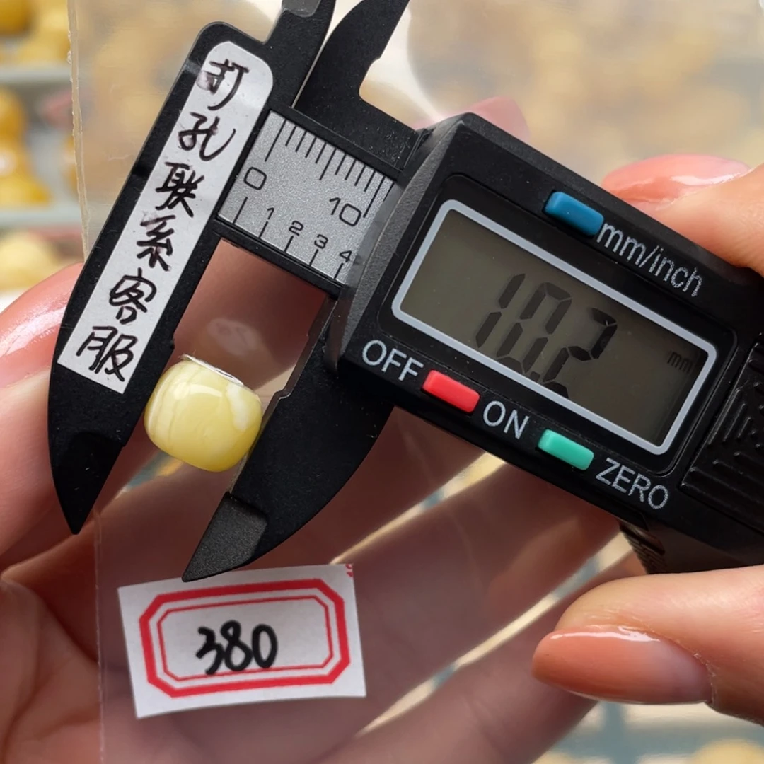 蜜蜡裸石未镶嵌天***。