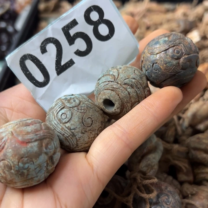 用***1和田玉（糖玉）未镶嵌颈饰