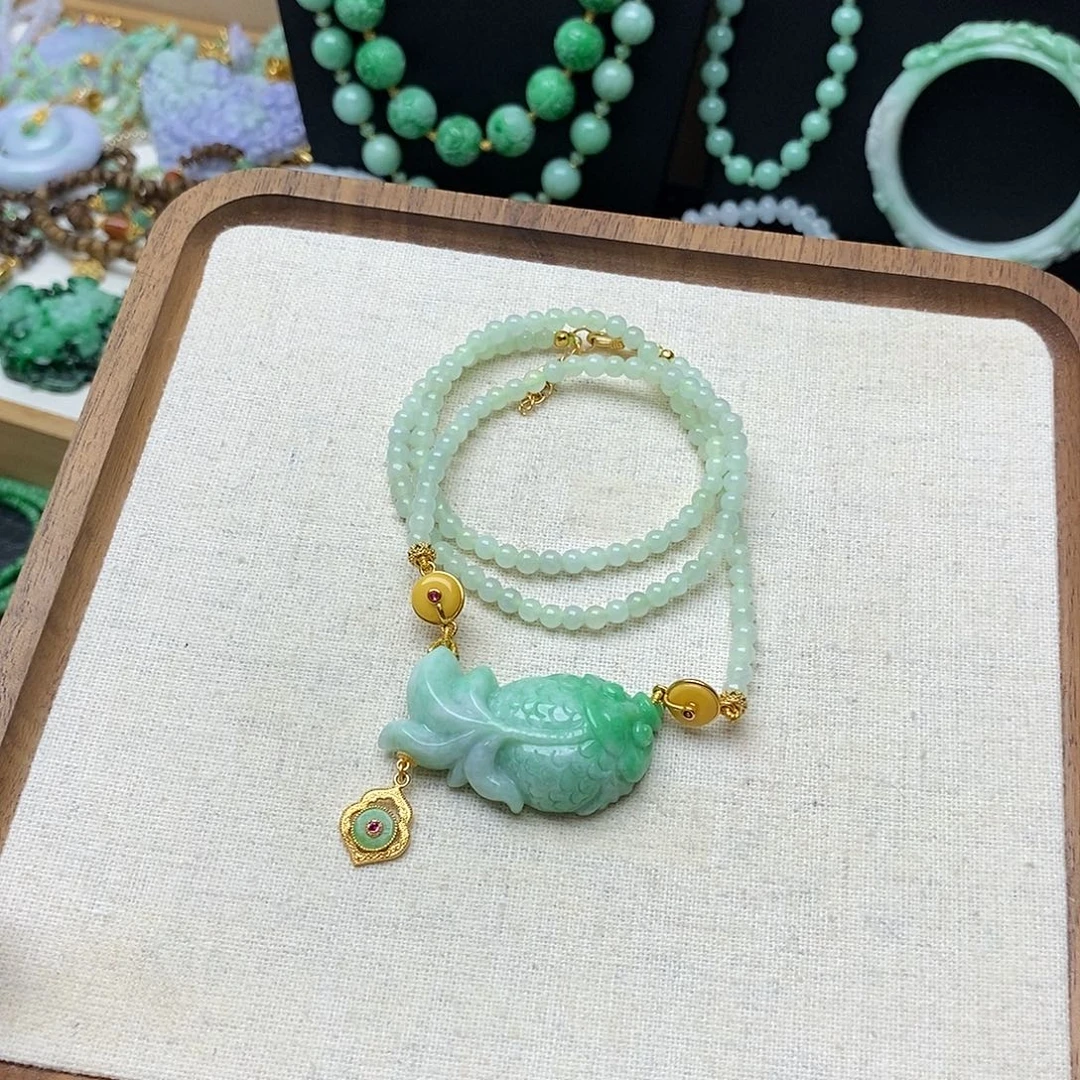 翡翠未镶嵌颈饰鲤鱼