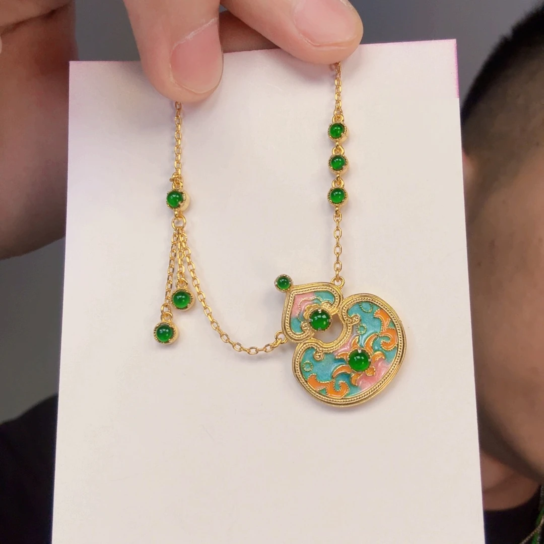 翡翠未镶嵌颈饰一件