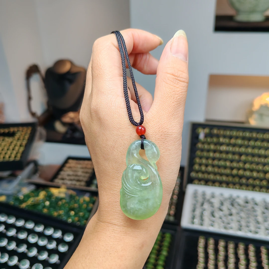 岫玉上品精美葡萄肉天鹅挂件（绳子款）