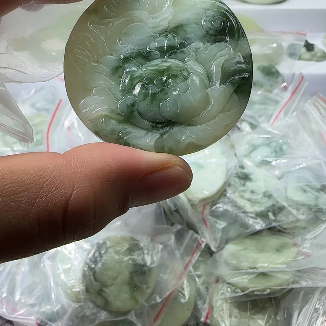 透闪石-蛇纹石玉未镶嵌颈饰